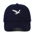 Détail de la broderie d'oiseau blanc sur une casquette de baseball en coton bleu marine - Réglable / Bleu Marine