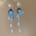 Detailansicht der Blumen-Ohrringe mit blauen Spitze-Blütenblättern und Perlen-Akzenten - Silbernadel-Gold Basis Blaue Blume