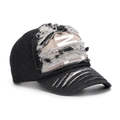 Detail der Used-Look Denim-Baseballcap in Schwarz mit beigem N-Patch und Fransen - Schwarz Colorblock Buchstabe N Stil (B)