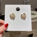 Orecchini a camelia bianca con bordi dorati, diamanti e perle su scheda da esposizione - 10# Perno in Argento Strass Perla Camelia