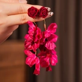 Primer plano de pendientes de flores de terciopelo rojo con pétalos de tela suaves - Estilo de Borla de Flor con Pin de Plata / Rojo