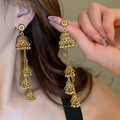 Gros plan détaillé de boucles d'oreilles ethniques dorées à franges et petits grelots - 8# Boucles d'oreilles gland cloche ronde or (aiguille en acier)