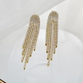 Dettaglio di orecchini lunghi a nappa dorati con strass bianchi brillanti su seta elegante - Pendenti con Nappa Lunga / Piccola Edizione-JXER-50 / Oro