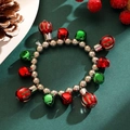 Dettaglio del bracciale natalizio con campanelli rossi e verdi su sfondo festivo - Bracciale (2467)