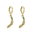 Detail van 18K gouden oorbellen met micro-gezette groene en champagne zirkoon - Geometrische Maanstijl (41719)