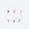 Set mit sechs bunten Weinglasmarkierern aus Metall mit Emaille-Anhängern für Party-Dekoration - Bunte Weinglas-Charms (6 Stück/Set)