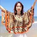 Nahaufnahme des leichten Leoparden-Ponchos mit orange-schwarzen Streifen am Saum - Oberteile / 110X110CM / Schicker Leopard