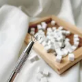 Silver manicure claw tool with non-slip handle and white sponge cubes for nail art - No. 202 Grabber Pen