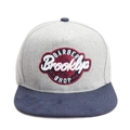 Graue und dunkelblaue Flat Brim Cap mit retro Barber Brooklyn Shop Stickerei-Patch - Grau mit Navy Krempe