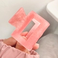 Pince à cheveux moyenne en acrylique rose avec texture marbrée et finition pailletée - Carré Rose 5CM