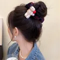Rode geruite scrunchie met pluche beer en parel op een lage paardenstaart - Pluche Beer Scrunchie / Rode Geruite Beer