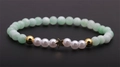 Bracelet minimaliste en perles de cristal vert et nacre avec pendentif étoile dorée chic - Étoile à Cinq Branches Verte