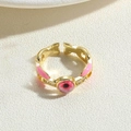 Detail eines goldenen Rings mit rosa Emaille Teufelsauge und feinen Diamantakzenten - Rosa Emaille (JZ0388-3) / Rosa