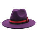 Dettaglio cappello fedora in lana bordeaux con nastro decorativo a righe nere e rosse - M(56-58cm) / Viola