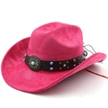 Détail du chapeau de cowboy en daim magenta avec clous turquoise et boucle rétro - M (56-58cm) / Rose rouge