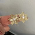 Vintage Ohrstecker aus Gold in Blütenform mit weißer Perle für Damen im Retro-Stil - Goldene Hohle Perlenblume