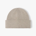 Berretto in maglia beige minimalista con risvolto per il calore autunnale e invernale. - Cachi