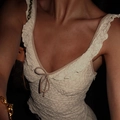 Canotta in pizzo beige con scollo a V, fiocco e vestibilità slim per un look estivo - S / Albicocca