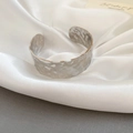 Minimalistische zilveren open armband met een handgemaakte gehamerde textuur - Zilver - Groot