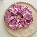 Elastico scrunchie oversize rosa metallizzato con texture in ecopelle lucida - Rosa sovradimensionato 17cm
