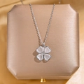 Collana a quadrifoglio in argento con opale bianco e diamante su scatola dorata - Quadrifoglio Opale Bianco Argento