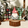Décoration de Noël JOY en bois avec gnome et motifs à carreaux rouges et verts sur socle - JOY Gnome Style E