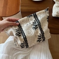 Detail der beigen Spitzen-Kosmetiktasche mit schwarzer Blumenstickerei und Etikett - Schwarz Beige Blumenstickerei