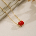 Goldene Halskette mit glänzendem rotem Apfel-Anhänger an einer schlichten Kette - Roter Apfel