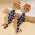 Detailaufnahme der Fischohrringe mit blauer Emaille und bunten Edelsteinschuppen - Silbernadel / Blau
