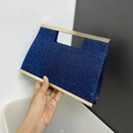 Nahaufnahme einer glitzernden dunkelblauen Abendtasche mit elegantem Goldrahmen - Mit langer Kette / Blau