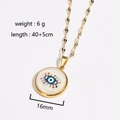 Detalle del colgante ojo turco dorado de 6g con cadena 40+5cm y diámetro de 16mm - Mal de Ojo Azul