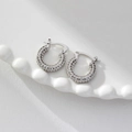 Orecchini a cerchio placcati oro 18K con pavé di zirconi su un vassoio bianco - Argento Rotondo