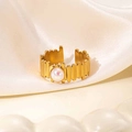 Detail van vintage 18K vergulde ring met streeptextuur en parel op zijden stof - Iriserende Witte Steen Stijl (R0848)
