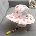Cappello sole bimbo beige con fragole, rete traspirante, cordino e fischietto giallo - 50-53cm (2-6 Anni) / Fragola Beige (Cappello a Secchiello in Mesh)