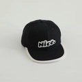 Détail de la casquette noire pour enfants en toile avec liseré blanc et broderie - Noir