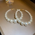 Dettaglio di grandi orecchini a cerchio dorati con perle sfumate su un vassoio - Bianco (Perno in Argento S925)