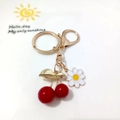 K-gold cherry and daisy alloy keychain pendant with red cherries and white flower - Red Cherry with Small Daisy Buckle (Cherry M)