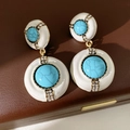 Detailansicht der Vintage-Resin-Ohrringe mit blauem Türkis-Inlay und kleinen Straßsteinen - Vintage Runde Ohrringe (Silbernadel)