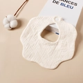 Detailopname van de zachte witte katoenen gaas baby slabbetje in bloemvormige textuur - Wit