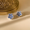 Dettaglio orecchini a fiore blu in zircone con brillanti riflessi di luce arcobaleno - Orecchini a bottone con perno in argento-Blu