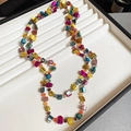 Vista detallada del collar de cuentas de cerámica de colores en un soporte de joyas - Amarillo-Azul-Púrpura