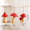 Tre ornamenti di funghi rossi con corde di iuta per decorare l'albero di Natale e la casa - Set di Funghi (3 pezzi)