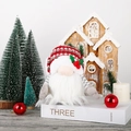 Leuchtende Weihnachts Rudolf Gnom Puppe Dekoration auf Holzgrund und weißen Büchern - Grau