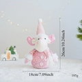 Detalle de dimensiones del elfo navideño rosa con lentejuelas, 26 cm de alto y 18 cm de ancho - Reno de Lentejuelas Rosa