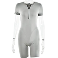 Tuta corta grigia aderente da donna con mezza zip e maniche corte su sfondo bianco puro - L / Grigio chiaro