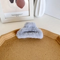 Pinza per capelli a mezzaluna in peluche grigio su vassoio decorativo - Grigio