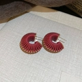 Élégantes boucles d'oreilles créoles en forme de C tissées bordeaux avec base en métal doré - Style Aiguille en Acier / Or-Rouge-Texturé (6#)