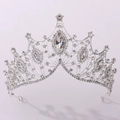 Dettaglio della corona nuziale d'argento con cristalli e strass scintillanti - Argento Strass Bianco