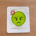 Grüner wütender Emoji-Acryl-Charm-Anstecker auf Holzgrund für DIY-Projekte und Accessoires - Wütendes Gesicht / Patch-Muster