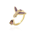 Detail eines Kolibri-Rings aus 18K vergoldetem Kupfer mit lila Emaille und Zirkonia-Steinen - Einstellbar Offen / Kolibri-Stil (12766)